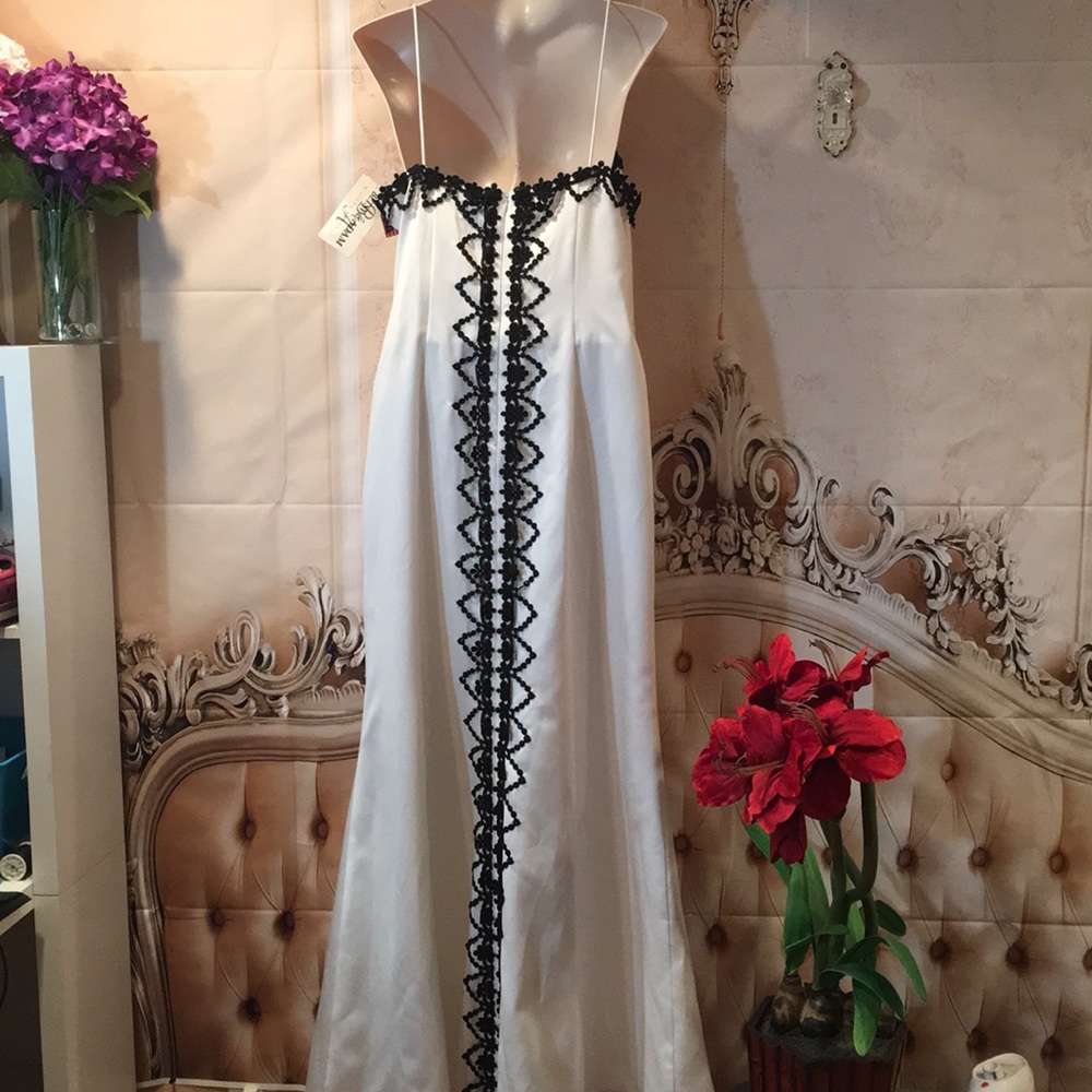 White Formal Wedding Bridal Black Beading 18 train